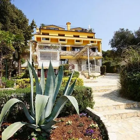 Guest house In With Terrace, Air Conditioning, W-lan 81-6 Rovinj